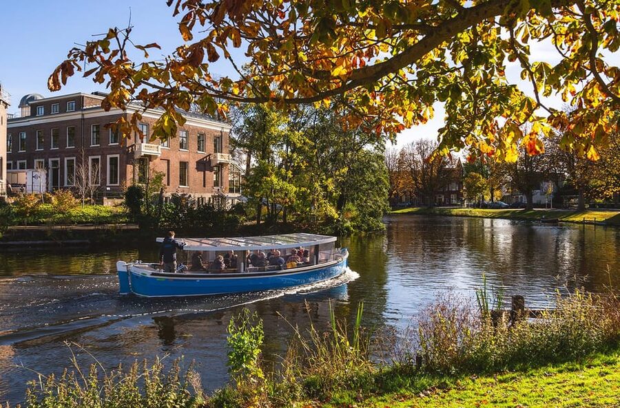 Leiden: Cruise through the Historic City Center with Guide - Meeting at Blauwpoortsbrug: your 50-minute route starts in the right place