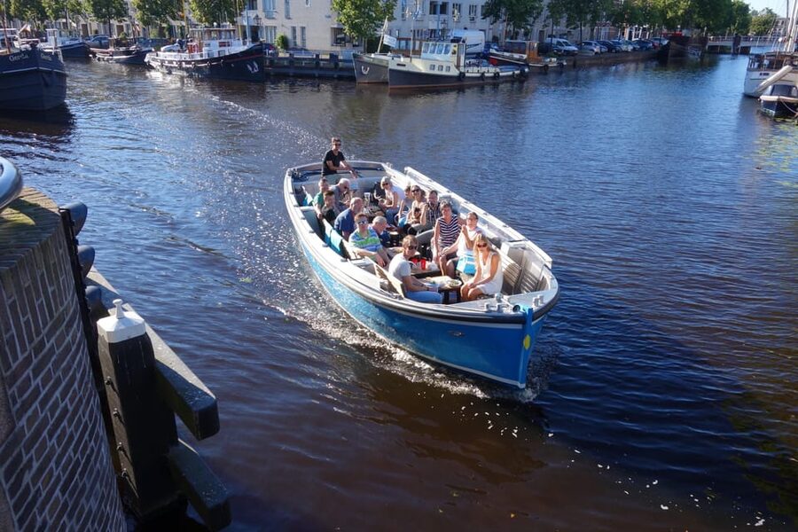 Leiden: Cruise through the Historic City Center with Guide - Skipper stories in Dutch and English, and how to catch them clearly