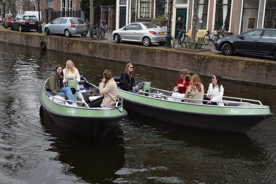 Leiden: Electric Boat Rental - Entering The Scene at Aalmarkt 4