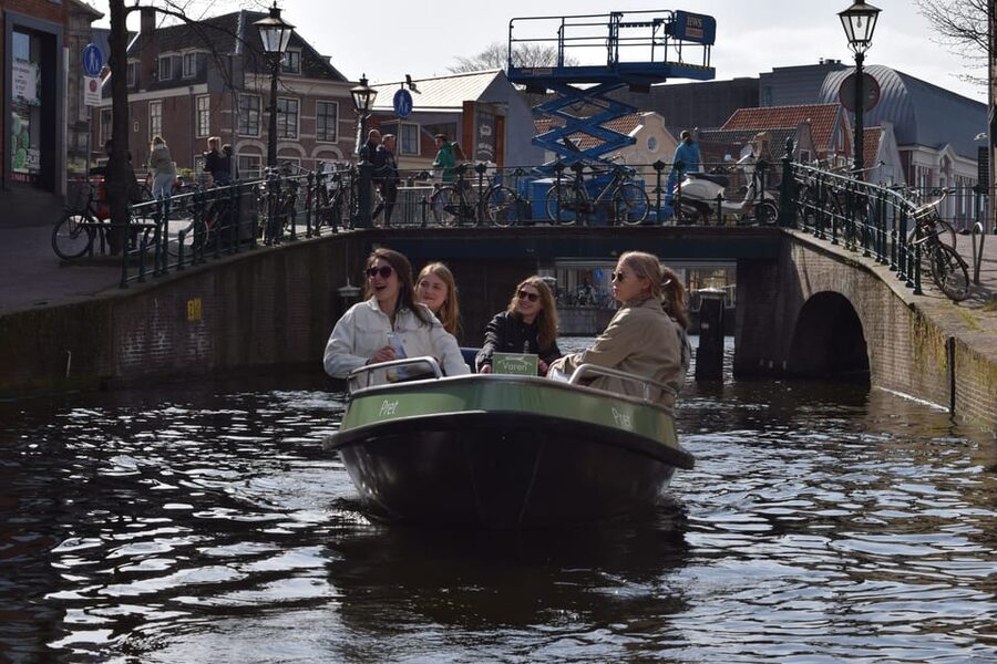 Leiden: Electric Boat Rental - Singelpark and the Best Kind of Pause