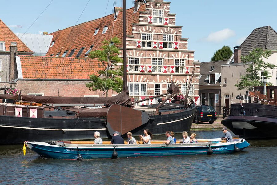 Leiden: Guided City Canal Cruise - Getting to Aalmarkt 4 and finding the best first minute