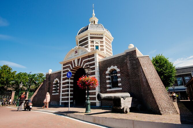 Leiden Tour with Live guide and Visit to Rembrandt's First Studio - Starting at Starbucks by Leiden Central, and why pickup matters