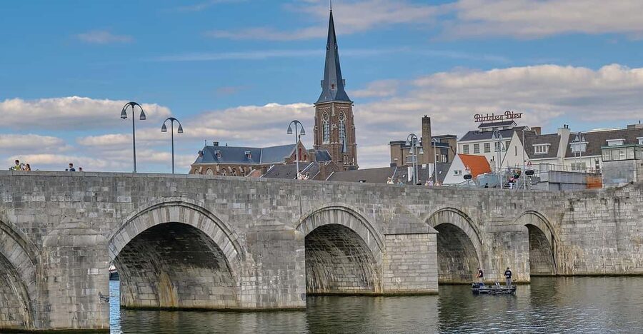 Maastricht: Day trip from Amsterdam with 3 country point - Three-Country Footing: Why Maastricht Makes Sense as a Day Trip