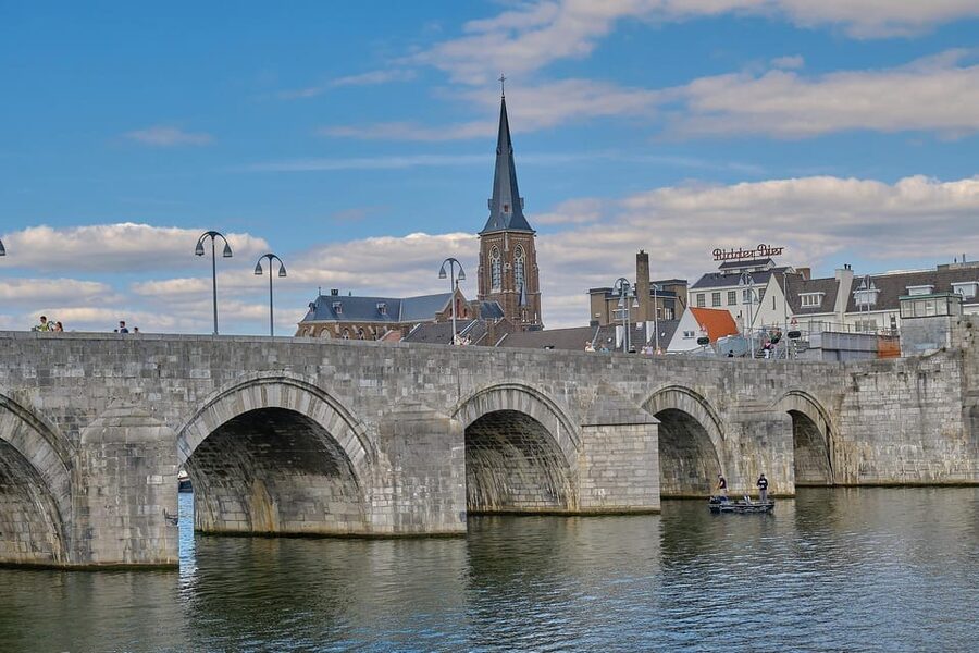 Maastricht: Day trip from Amsterdam with 3 country point - Practical Tips for Photos, Comfort, and Staying in the Moment