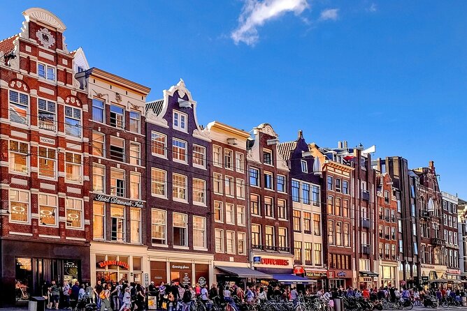 Madame Tussauds Museum - Amsterdam - Dam Square: a central meeting point that saves time