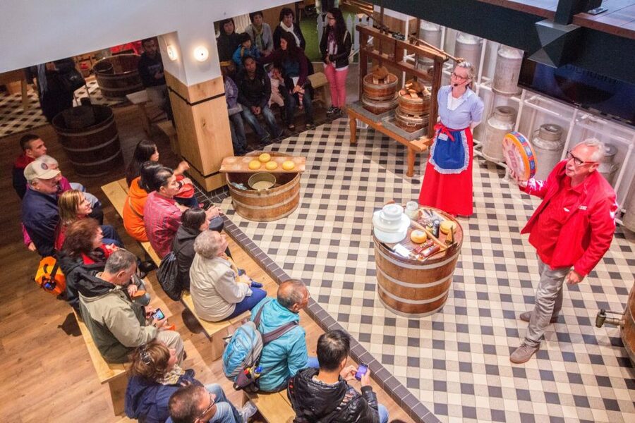 Marken, Volendam and Edam: Private Full-Day Tour - Volendam: the fisherman village walk and the former fish auction building