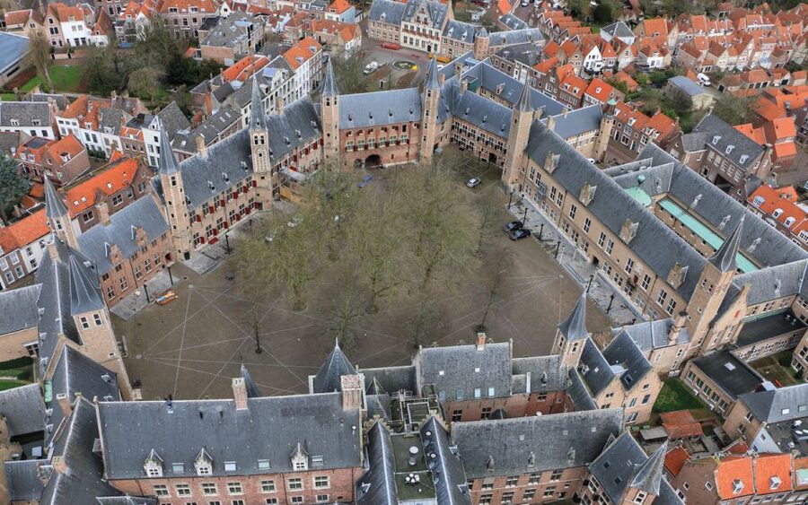 Middelburg: Guided City Walking Tour - Getting started at the Markt: meeting point and practical basics