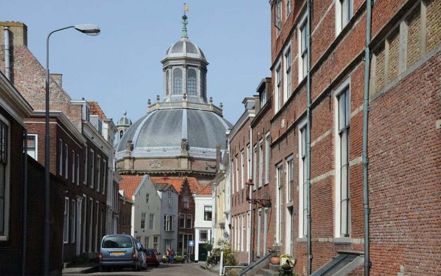 Middelburg: Guided City Walking Tour - Merchant-house alleys: turning storefronts into a timeline