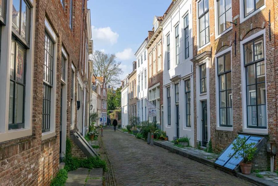 Middelburg: Guided City Walking Tour - Weather, pace, and what to pack for a 1.5-hour walk
