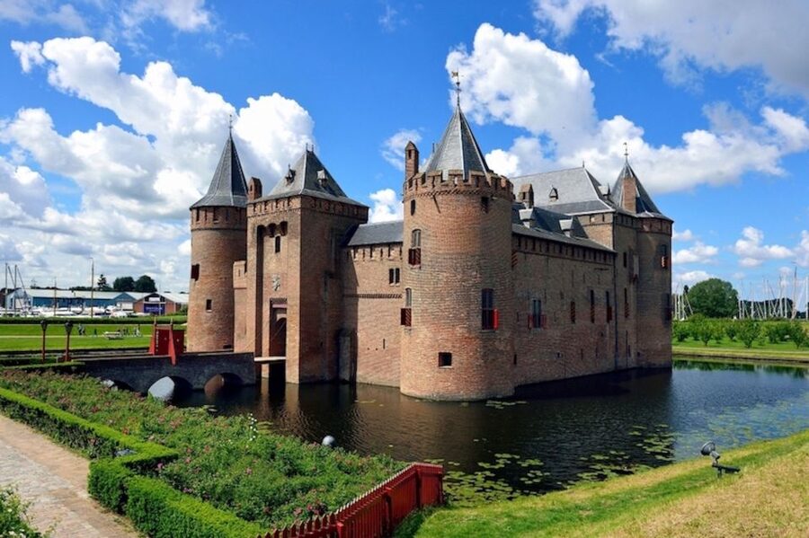 Muiden: Entry Ticket to Muiderslot Castle - Entering the Muiden castle world from Herengracht 1
