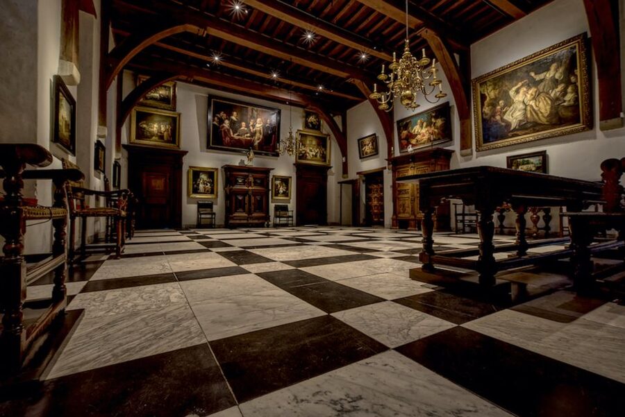 Muiden: Entry Ticket to Muiderslot Castle - Inside the castle: how the museum shows two eras clearly