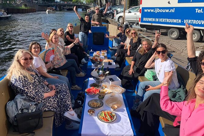 Open Dutch Boat! Silent electric drive. Nice cosy boat ride... - Passing smaller canals and low bridges, where the route becomes the story