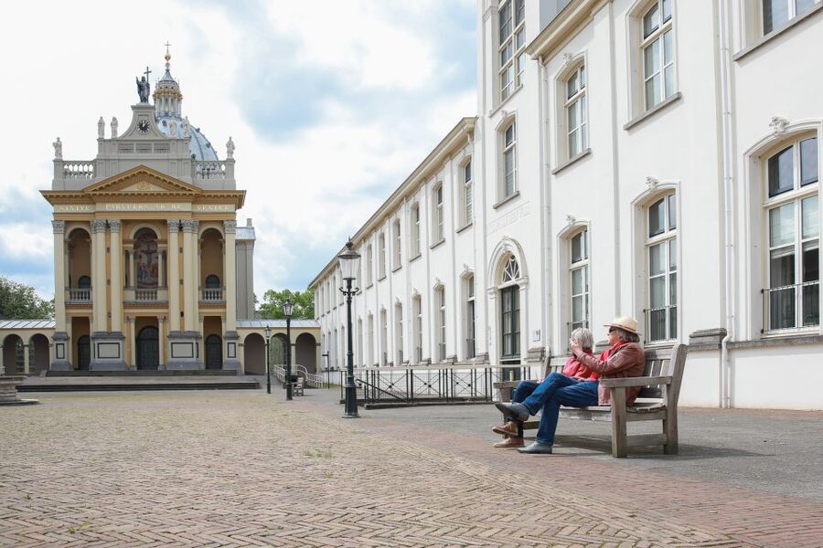 Oudenbosch: Guided City Walk - Walking past St. Anna toward the harbor and former brewery