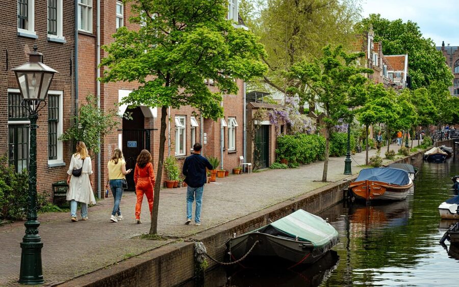 Outside Escape Amsterdam with your friend(s) and have fun! - Difficulty levels, free hints, and the sunrise-sunset help desk