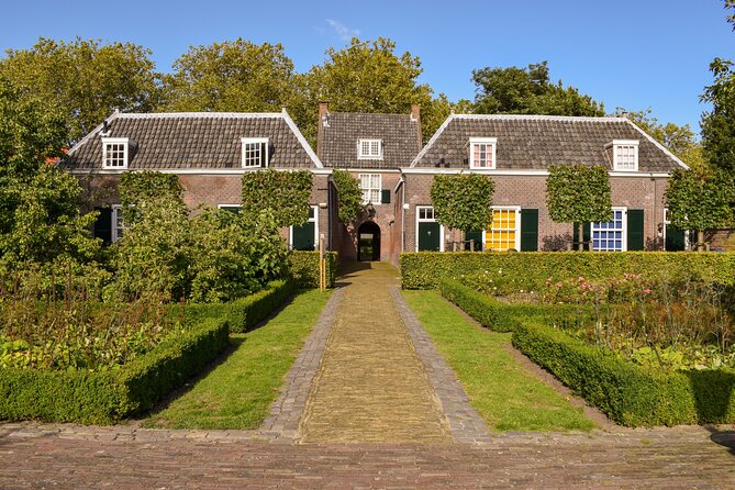 Photographic Tour in Delft Historical Center - The leaning Old Church: best angles take effort