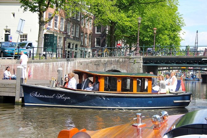 Private boat tour on a electric saloon boat - Price and group value up to 8 people