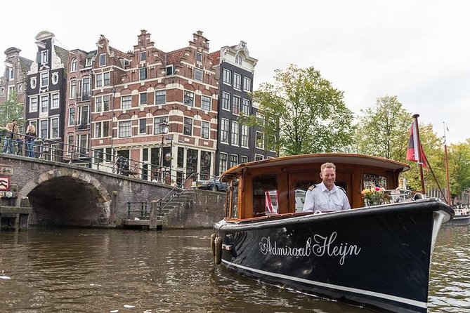 Private boat tour on a electric saloon boat - Choosing your route to fit your interests in 90 minutes