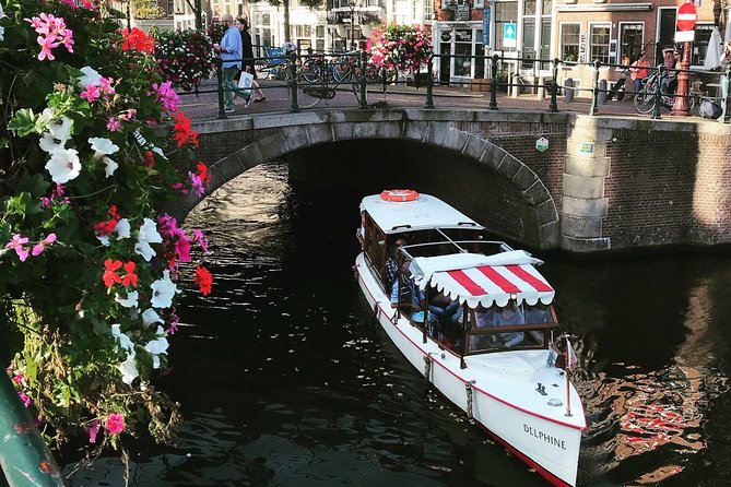 Private canal cruise on small historic boat - Meeting at HART Museum and Sliding Into Spiegelgracht and Prinsengracht