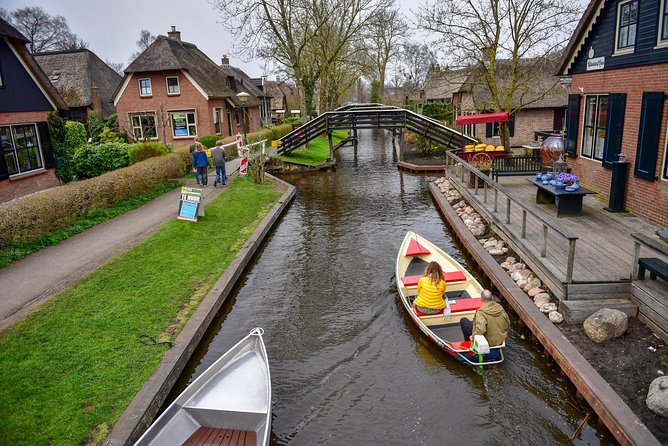 Private Daytrip Giethoorn and Windmills of Zaanse Schans from Amsterdam - Giethoorn: canals, thatched roofs, and a guided boat hour