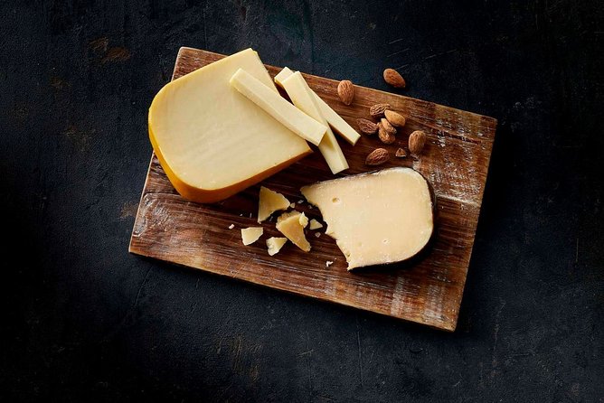 Private tour from Rotterdam to Windmills of Kinderdijk & Gouda Cheese Experience - Gouda center walk: cheese tastings on the Markt square