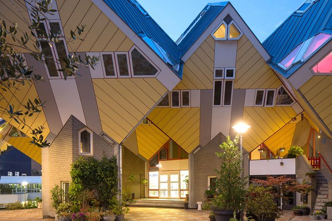 Private tour: Markthal, Cube houses and Rooftop Het Witte Huis - Inside Markthal: food samples, a discount voucher, and a real local moment
