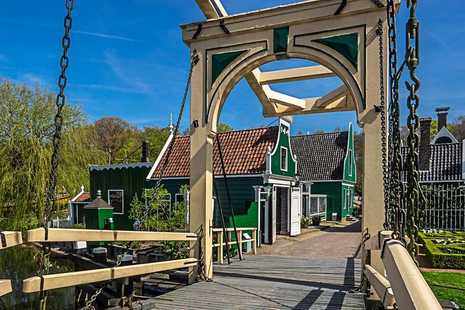 Private Tour Zaanse Schans Windmills and Volendam in Jaguar - Stop 1 Magere Brug: A 10-Minute Photo Stop That Works