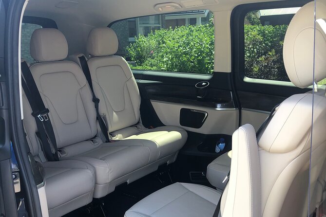 Private transfer Schiphol (AMS) to or from Rotterdam - A driver who keeps it friendly and efficient