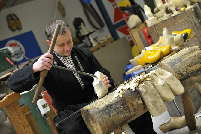 Private Workshop for Wooden Shoe Making in Simonehoeve - Engraving and shaping: what you can realistically finish