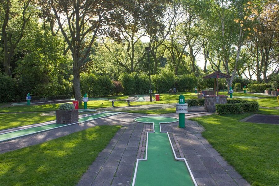 Rotterdam: 18-Hole Mini-Golf Game - Price and value: is $10 per person a fair deal?