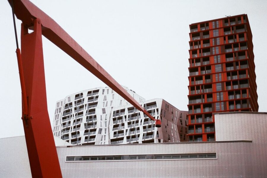 Rotterdam Architecture: Centre and South Bank with watertaxi - Board the watertaxi: the Erasmus bridge in your line of sight