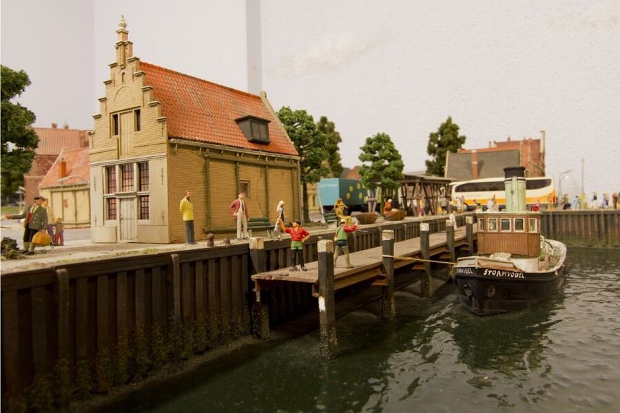 Rotterdam: Miniworld Rotterdam Entry Ticket - Rotterdam miniatures: famous buildings and port energy