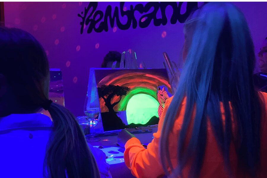 Rotterdam: Paint and Sip in the Dark at Rembrandt van Wine - Practical Tips to Make Your Night Go Smoothly