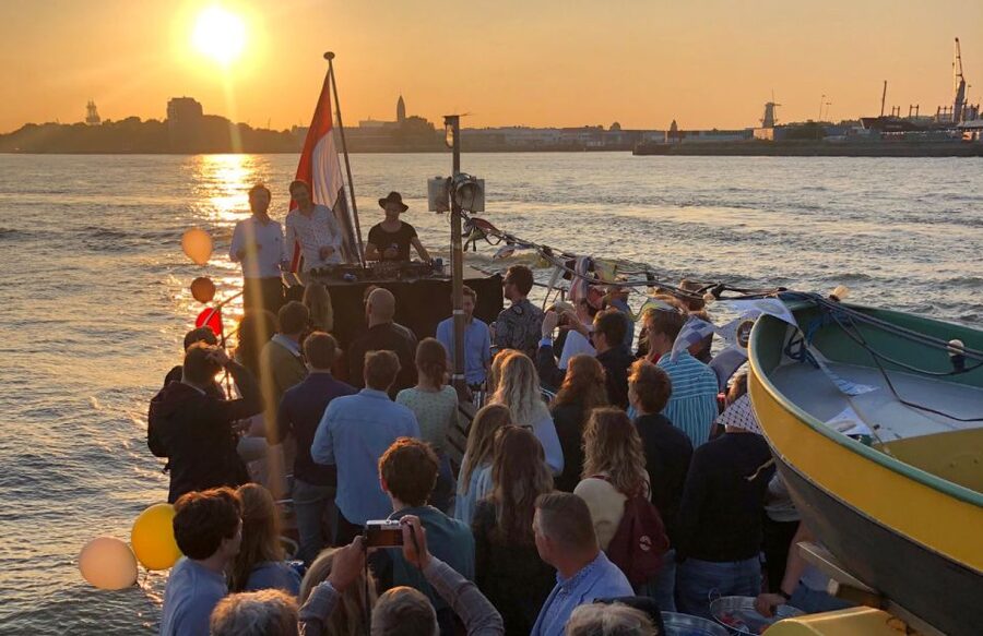 Rotterdam: Pub Cruise with Drinks and Bites - Drinks That Actually Matter: How the Only Open Bar on the Maas Feels