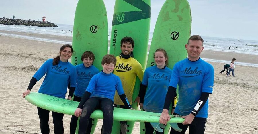 Scheveningen Beach: 1,5 hour Surf experience for families - First Steps at Aloha Surf in Scheveningen