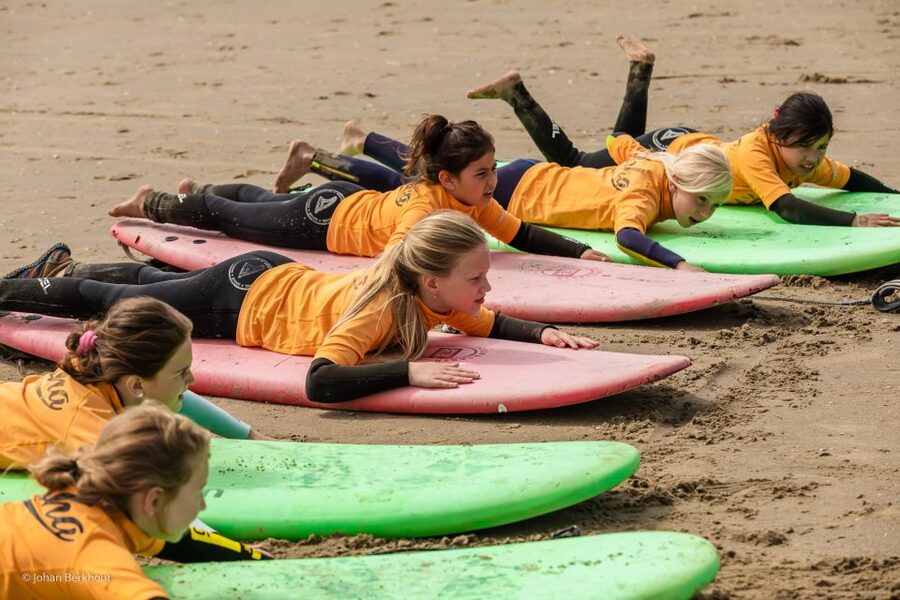 Scheveningen Beach: 1,5-Hour Surf Experience for kids - Where the lesson starts on Scheveningen Beach