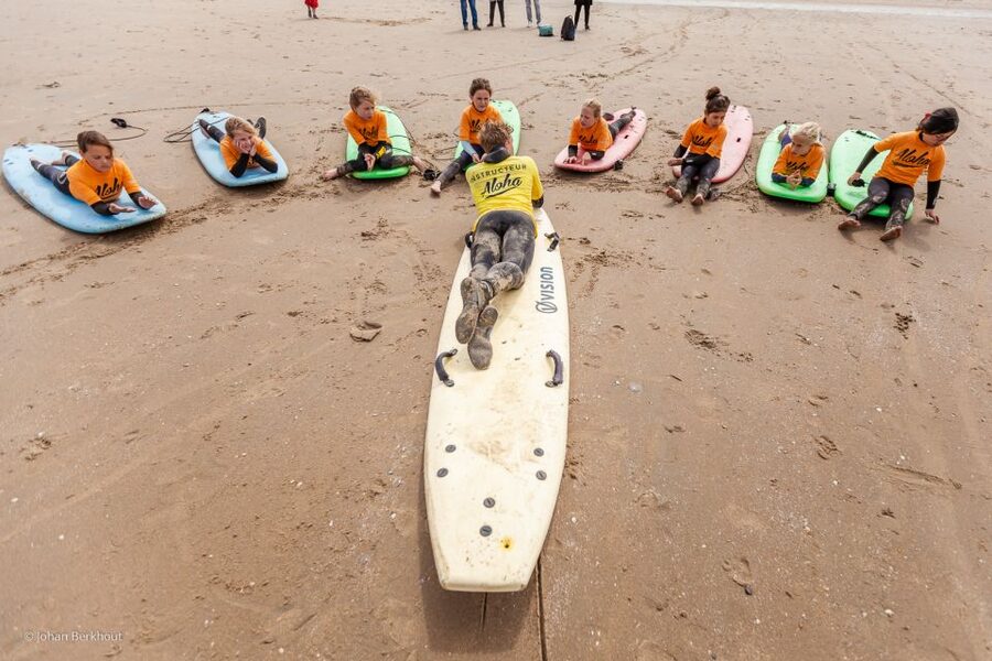 Scheveningen Beach: 1,5-Hour Surf Experience for kids - The 1.5-hour flow: safety talk, then surf practice