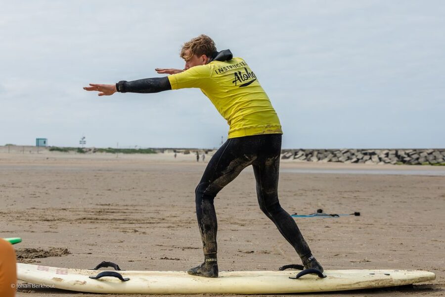 Scheveningen Beach: 2-Hour Surf Experience for Adults - Arriving at The Hague Beach, finding your blue building meetup