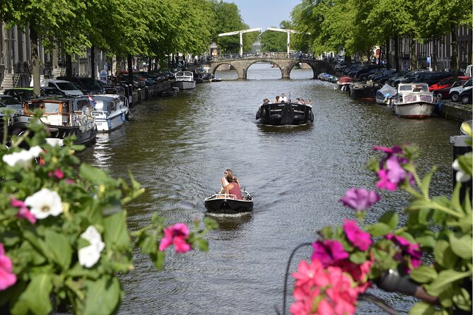 Self-guided city walking tour in Amsterdam - How the Amsterdam SmartWalk actually works with WhatsApp