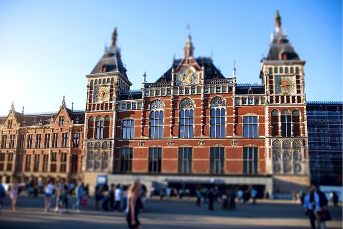 Self-guided city walking tour in Amsterdam - Vondelpark and Museumplein, then the Rijksmuseum finish