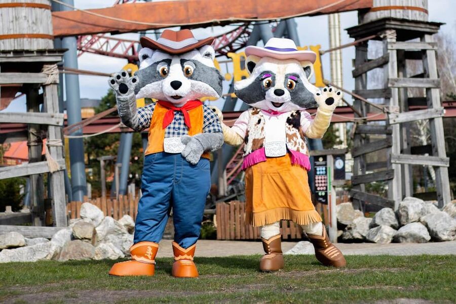 Slagharen: Dayticket Themepark & Resort Slagharen - Wet or dry thrills: Ripsaw Falls versus the Mine Train