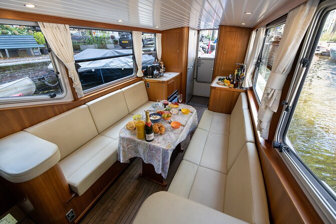Small Group Boutique All-Inclusive Tour (max 12 p) With Captain - A captain-led small boat beats the big Amsterdam cruise
