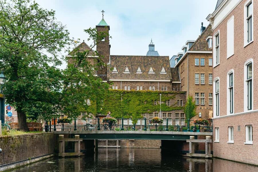 The Hague: Canal Cruise with music from local artists - Live canal stories in English and Dutch, plus a built-in music tour