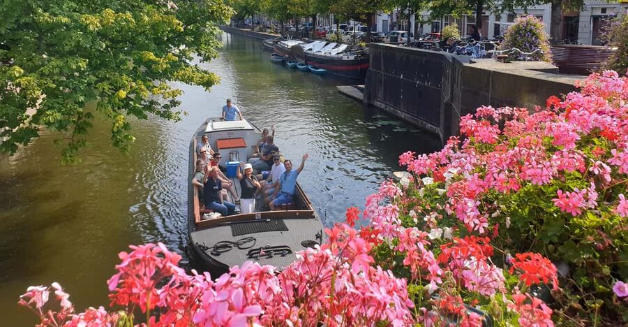 The Hague: City Canal Cruise - A calm 90 minutes on The Hague canals from Bierkade 19