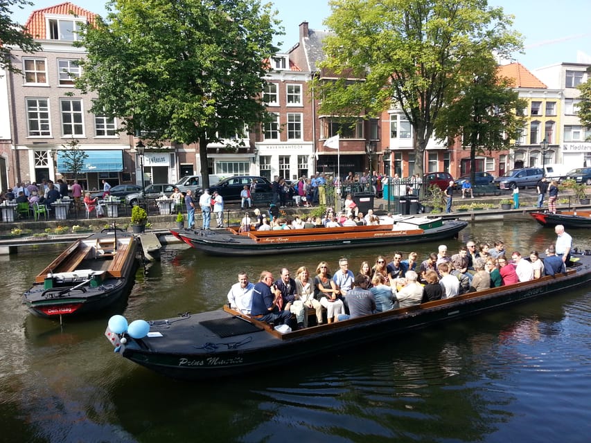 The Hague: City Canal Cruise - Language options, handouts, and making sure you pick the right departure