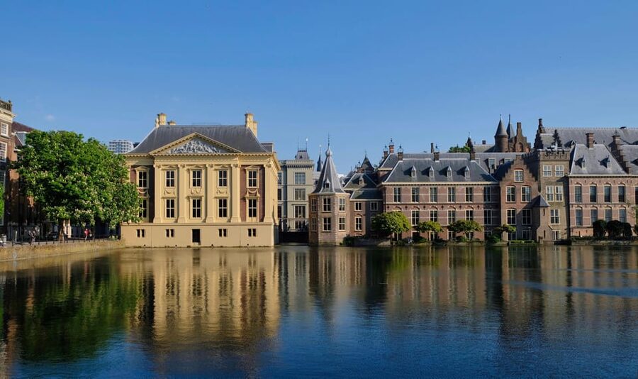 The Hague: City Walking Tour - Meeting at the Statue of Willem I, then stepping into the Binnenhof