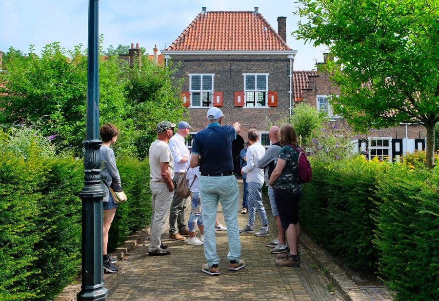 The Hague: Courtyard Walking Tour - How the route works: Renaissance courtyards, charity housing, and in-between monuments
