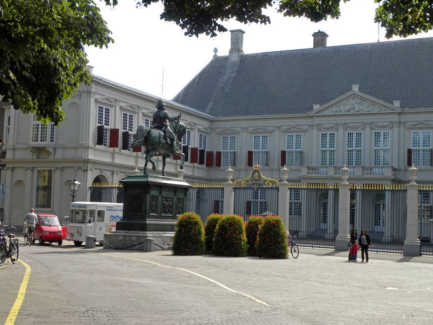 The Hague: Old City Private Walking Tour - Dark Dutch turning points, Van Oldenbarnevelt and the De Witt brothers