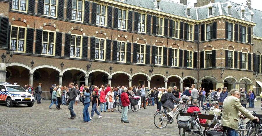 The Hague: Old City Private Walking Tour - Meeting at Central Station and how the private pace works