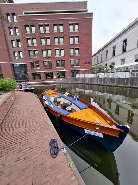The Hague: Private Boattour up to 10 persons - Group Size, Comfort Rules, and Weather Reality