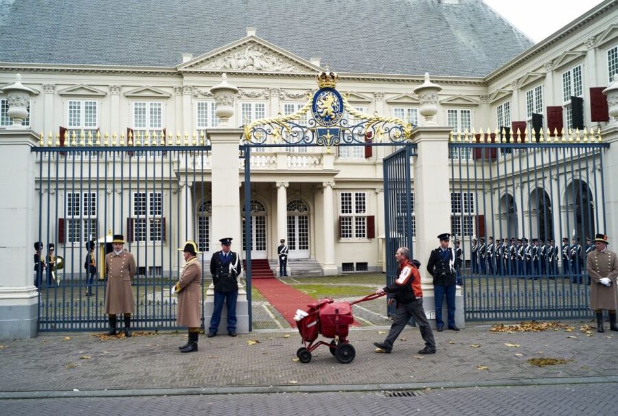 The Hague Walking Tour - Getting started: hotel pickup plus a simple meeting point